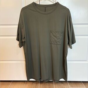 Size L Lululemon Men’s Oversized Pocket Fundamental Shirt Green